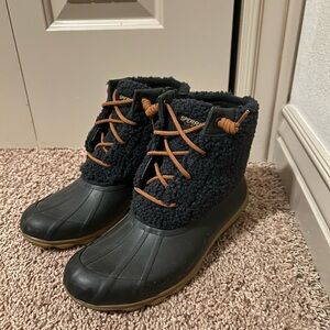 Sperry Women's Syren Gulf Sherpa Black with navy blue Sherpa and brown laces